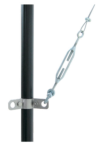 AURORA 天吊りハンガーのパイプからスラブに支線を張り、揺れを抑えるための金具 